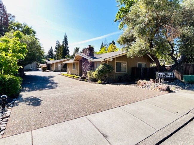 Building Photo - Move-in Ready 2BD/2.5BA Townhome in Westsi...