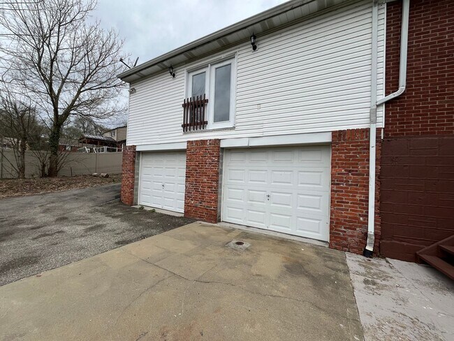 Building Photo - 3 bedroom available in the West Jefferson Hills School district!