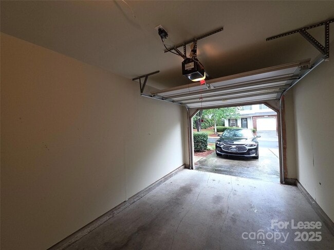 Building Photo - 9933 Birch Knoll Ct