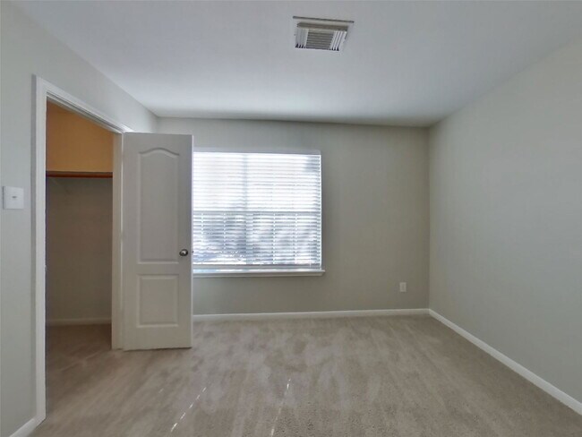 Building Photo - 1910 Flycaster Dr