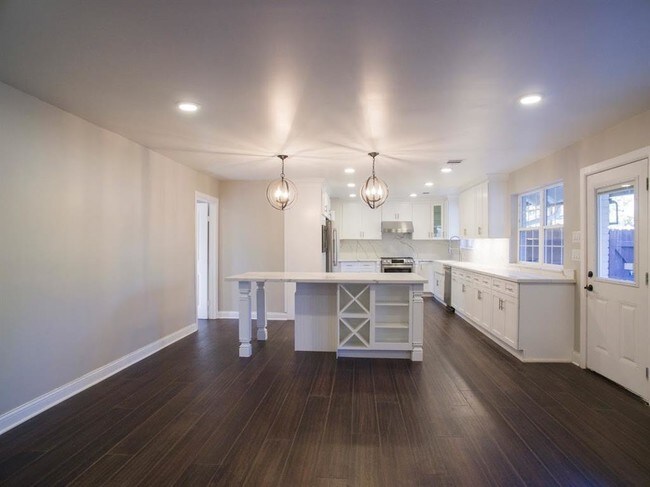 Building Photo - 10602 Riverview Dr