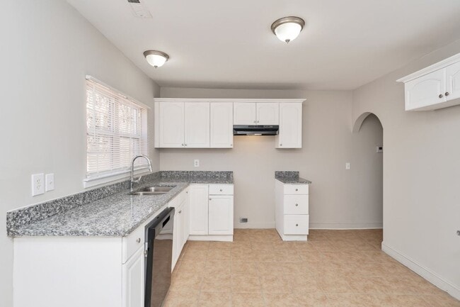 Building Photo - Beautifully Renovated 3BR/2BA home on King St!
