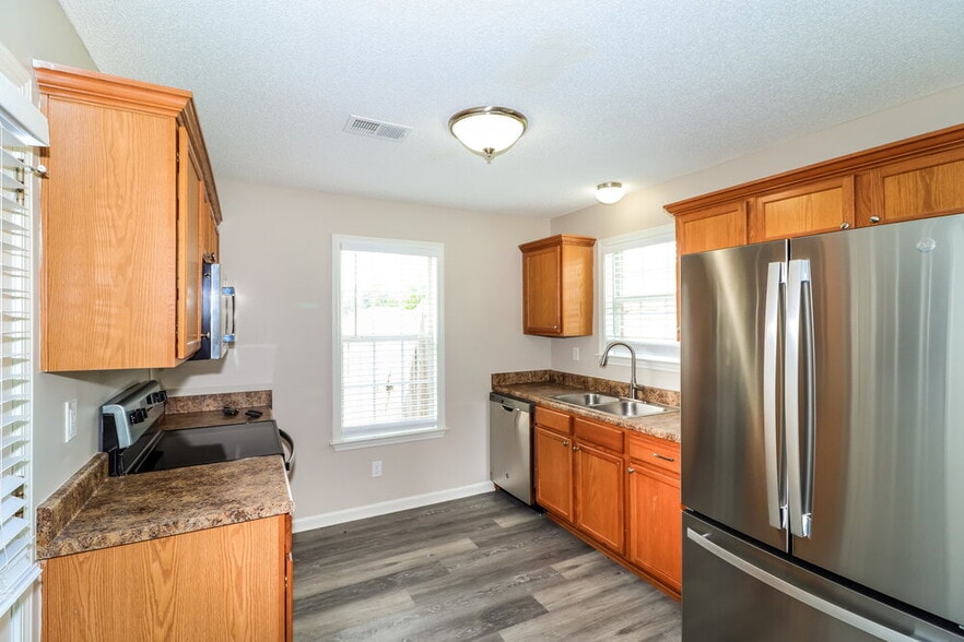 Building Photo - 5746 Oakley St