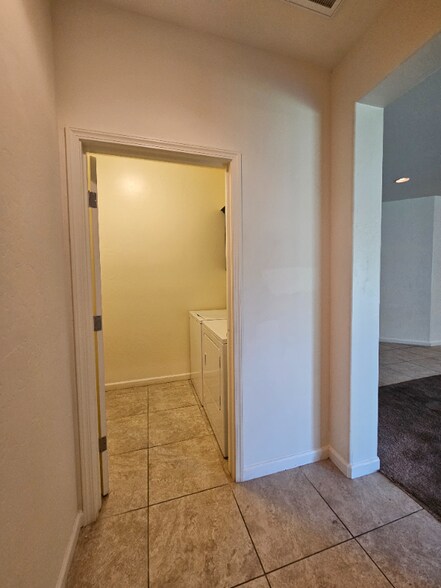 Building Photo - 2908 S Oakhurst Ct