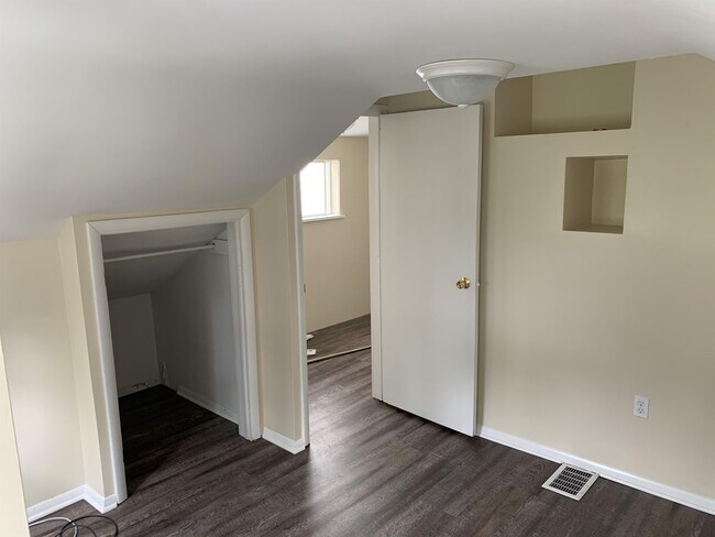 Building Photo - 555 New Alexandria Rd