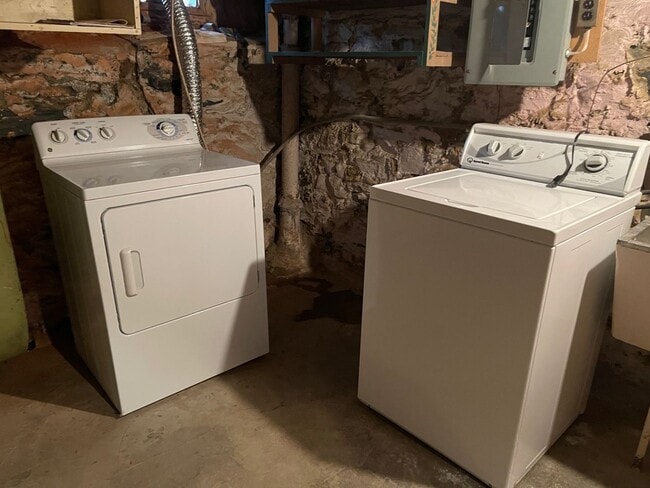 Building Photo - Charming 2 Bedroom Townhome with BONUS ROOM - in Prime Lancaster City Location!