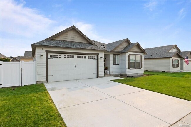 Building Photo - 3 bedroom, 2 bath house with garage