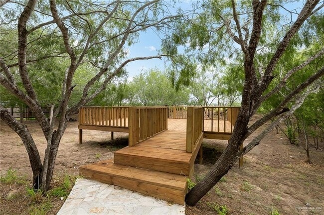 Building Photo - 12304 Lakeview Dr