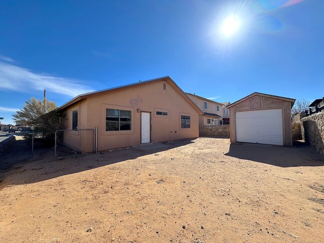 Building Photo - Northeast El Paso 3 Bed Refrig A/C with bo...