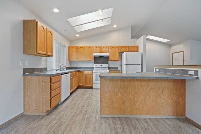 Building Photo - Move in ready! 3 bedroom rambler - Great l...