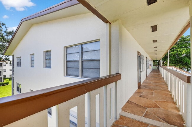 Building Photo - 585 Mansfield M