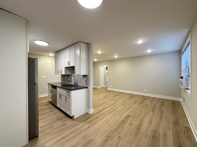 Building Photo - 531 W Aldine Ave