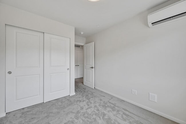 Building Photo - 4 Bed 3 Bath Townhouse for Rent!