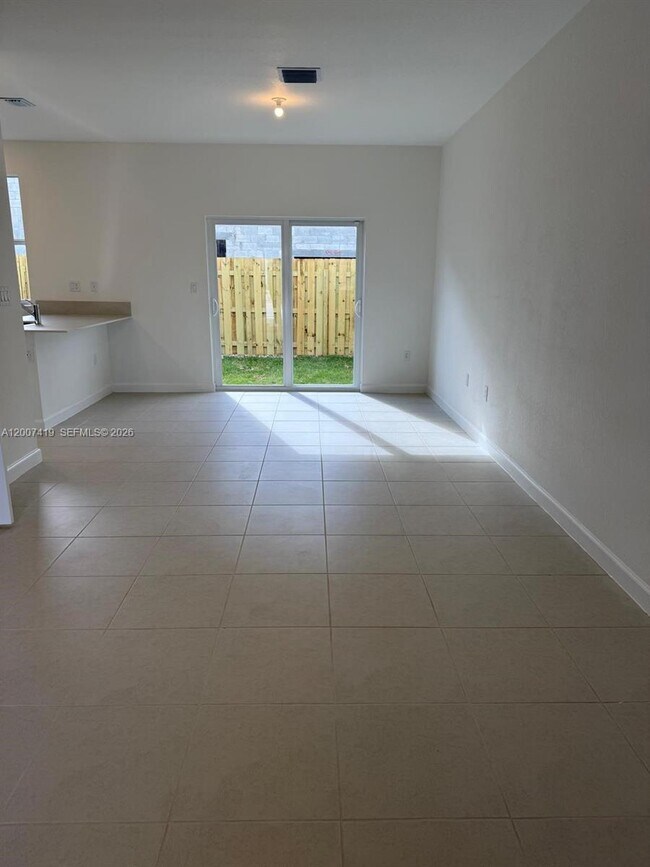 Building Photo - 2573 SE 25th Ter