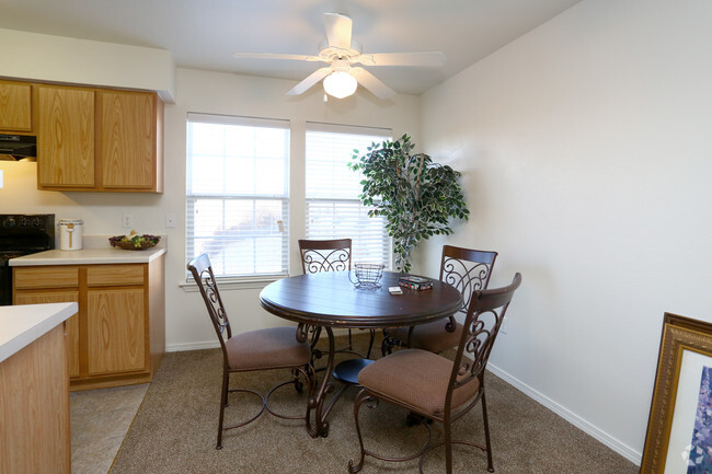 2BR, 1BA - 824SF - Dining Area - Savannah House of Moore