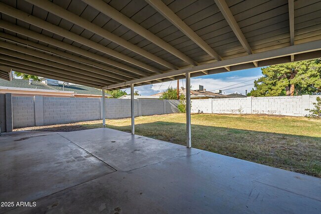 Building Photo - 481 N Sunset Dr