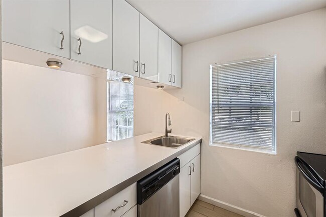 Building Photo - 300 Crockett St