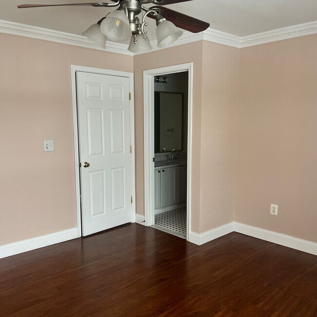 Building Photo - Large 4-bedroom Townhouse Odenton