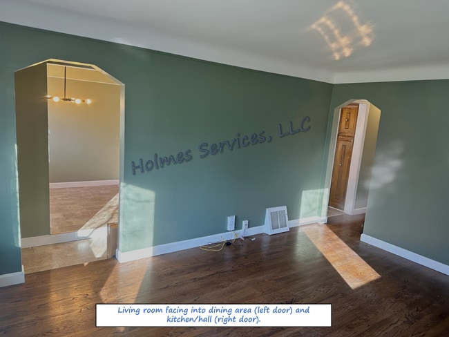 Living room facing entrance to dining room & kitchen. - 619 S Gainsborough Ave