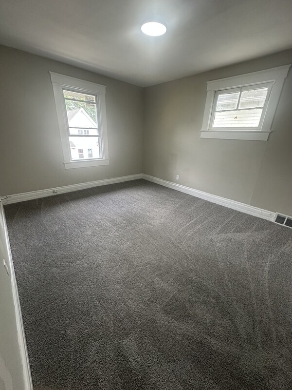 Building Photo - 1352 E 90th St