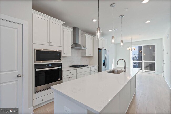 Building Photo - 2709 Light St