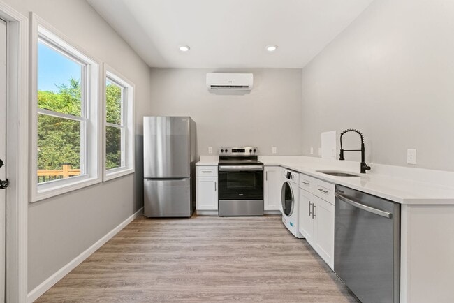 Building Photo - 928 Morningside Ave