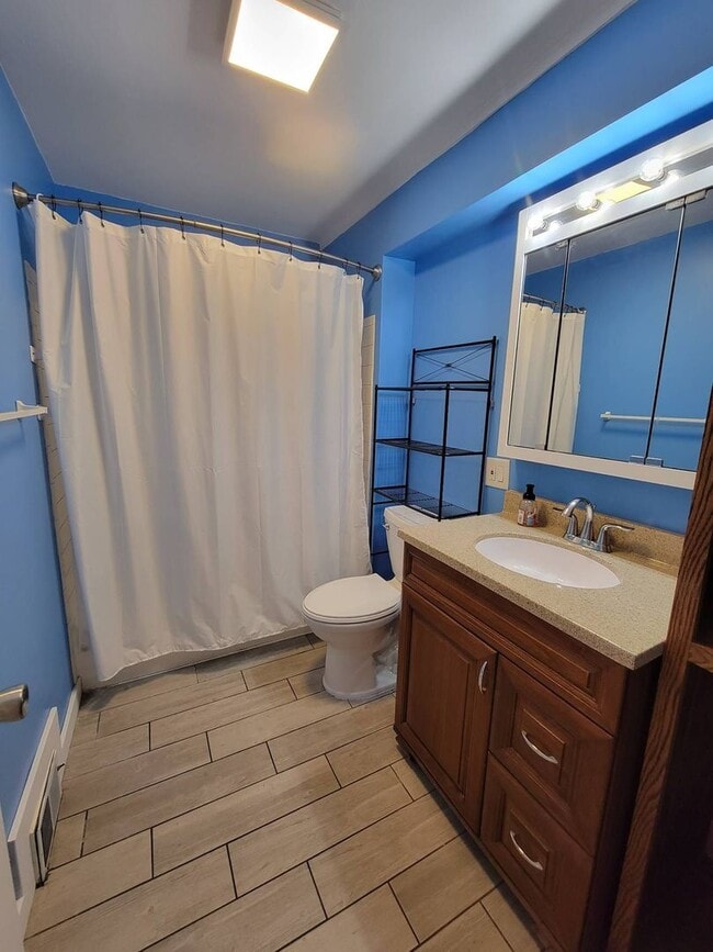 Building Photo - Three Bedroom Home in Marshall