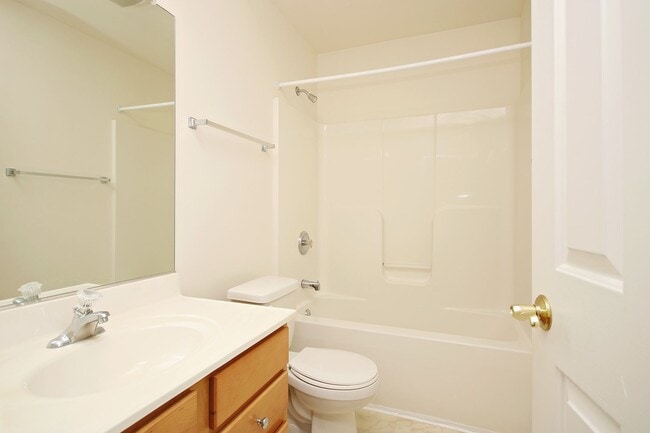 Building Photo - Cat-Friendly Forest Lakes South Townhome