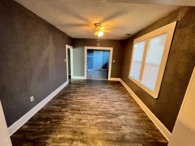 Building Photo - MOVE IN READY