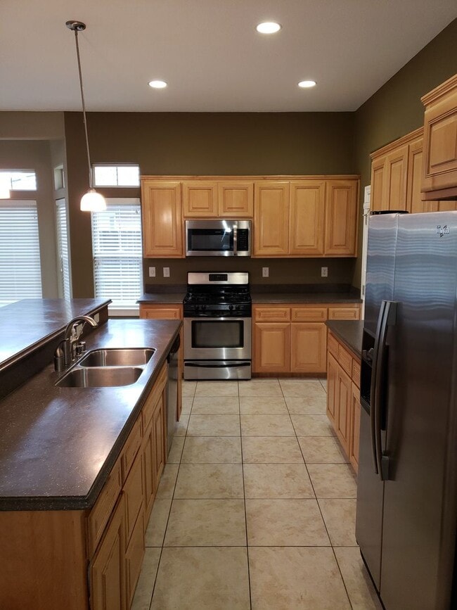 Building Photo - LARGE 3 BED 2 BATH HOUSE IN LAKE CALIFORNIA