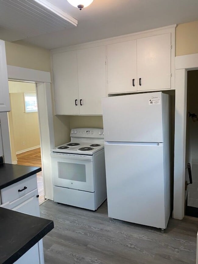 Building Photo - Spacious and beautifully remodeled 5 bed 2 bathroom home