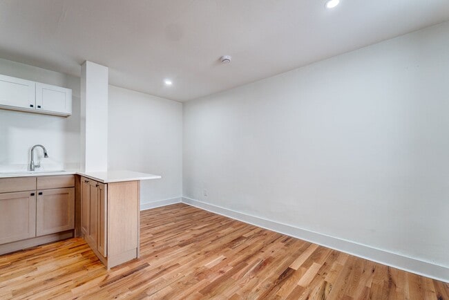 Building Photo - 522 Elm St