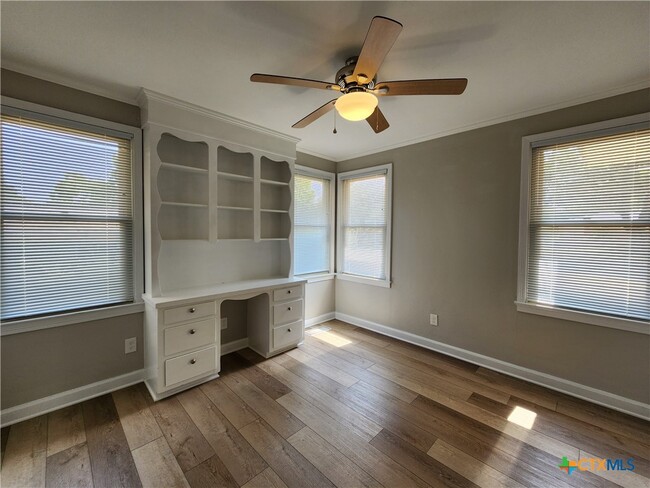 Building Photo - 564 Laurel Ln