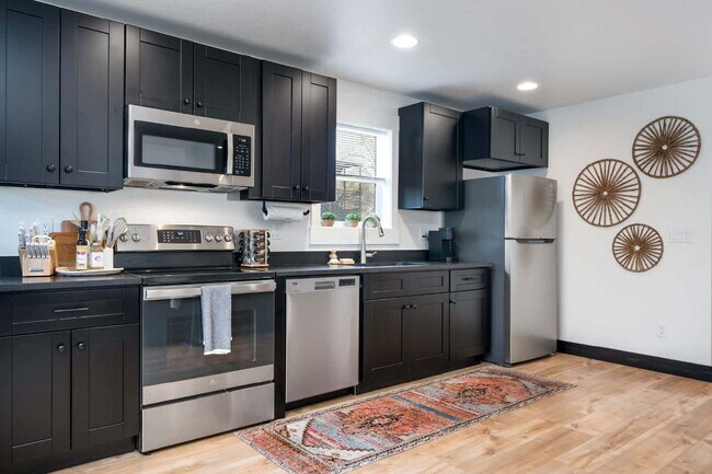 Building Photo - Centrally located fully furnished (Avail. Oct-May)