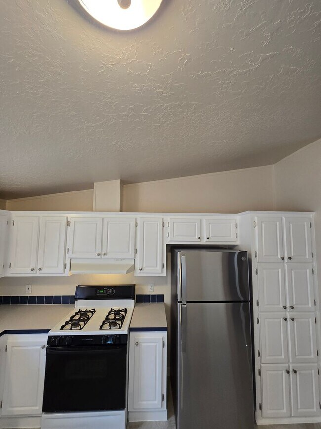Building Photo - Pet Friendly 3 Bed / 2Bath Home w/ Carport