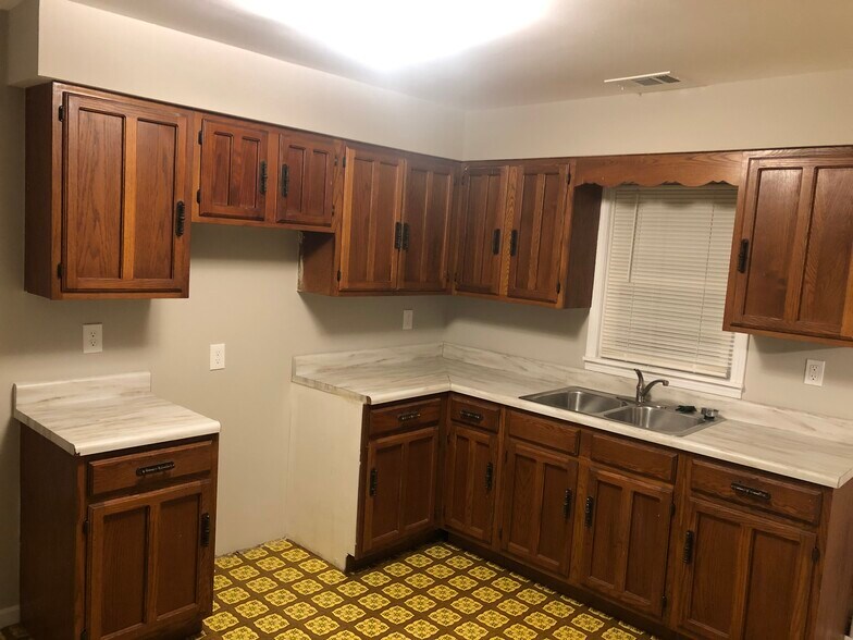 Building Photo - 304 NE 8th St