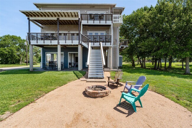 Building Photo - 814 Hall Ave