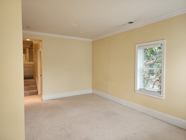 Building Photo - Spacious 3BR/3BA in Sought- After Queen Anne Location
