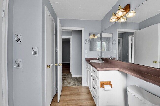 Building Photo - $2,540.95 with $300 off the first month's Rent- 4 Bedroom, 1.5 Bath, Single Family Home in Aurora...