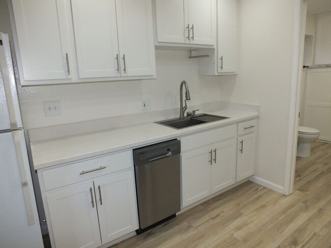 Building Photo - 2/1 1200 sf Rescue retreat - water included!