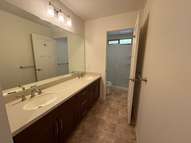 Building Photo - Olino at Mehana 3 bed 2.5 bath townhome available now!