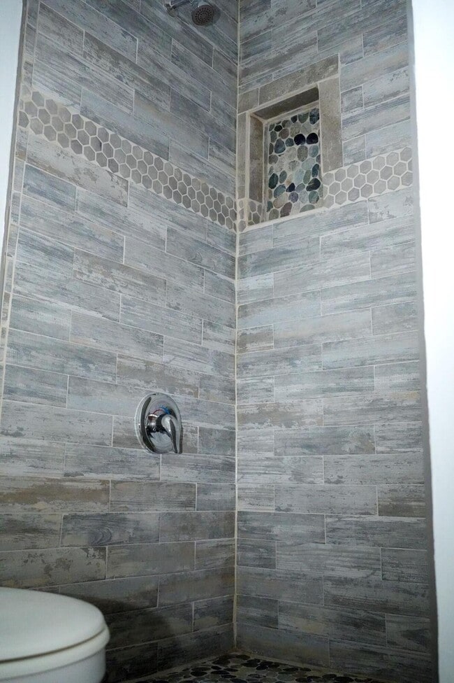 Building Photo - 1561 NE 109th St