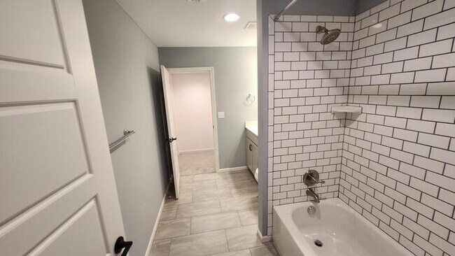 Building Photo - Newly constructed Maintenance provided 3 bed 2.5 bath