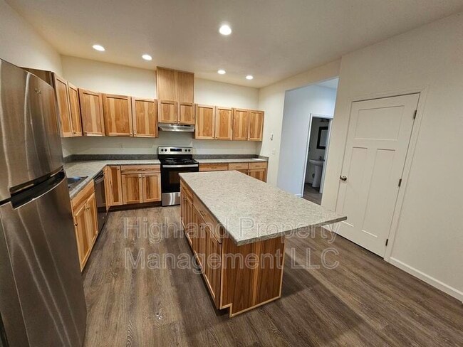 Building Photo - 502 NE Stadium Way