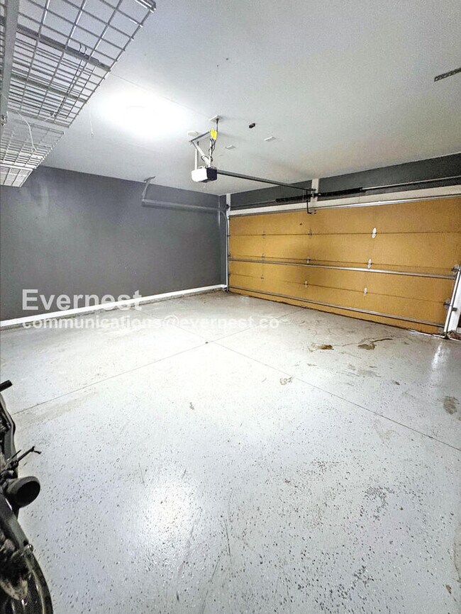 Building Photo - 2 Bed/2.5 Bath Townhome with Garage - 18 M...