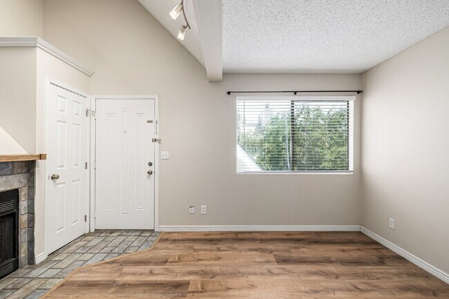 Building Photo - "Cozy 1-Bedroom Condo Retreat in Prime Tho...