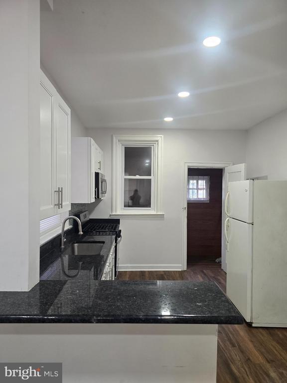 Building Photo - 724 W Wingohocking St