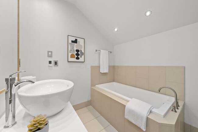 Building Photo - 610 City Park Ave