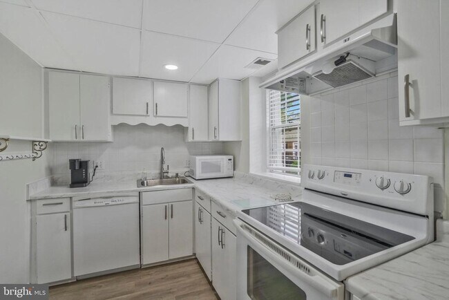 Building Photo - 2961 S Columbus St