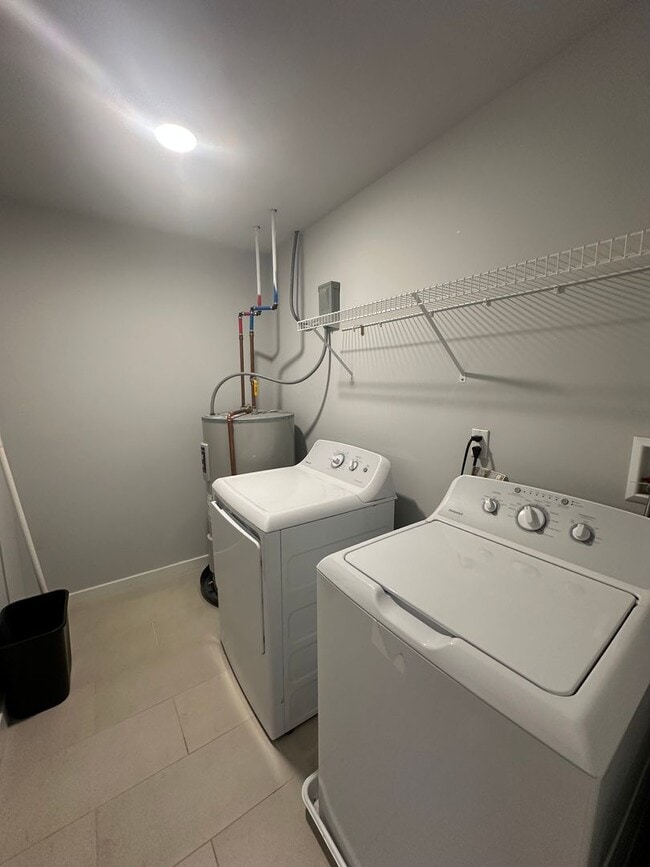 Building Photo - Beautifully Renovated 4 Bed/ 3.5 Bath With Rooftop!